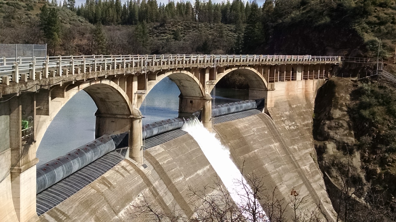 Air-filled rubber dam on Lake Britton (USA)