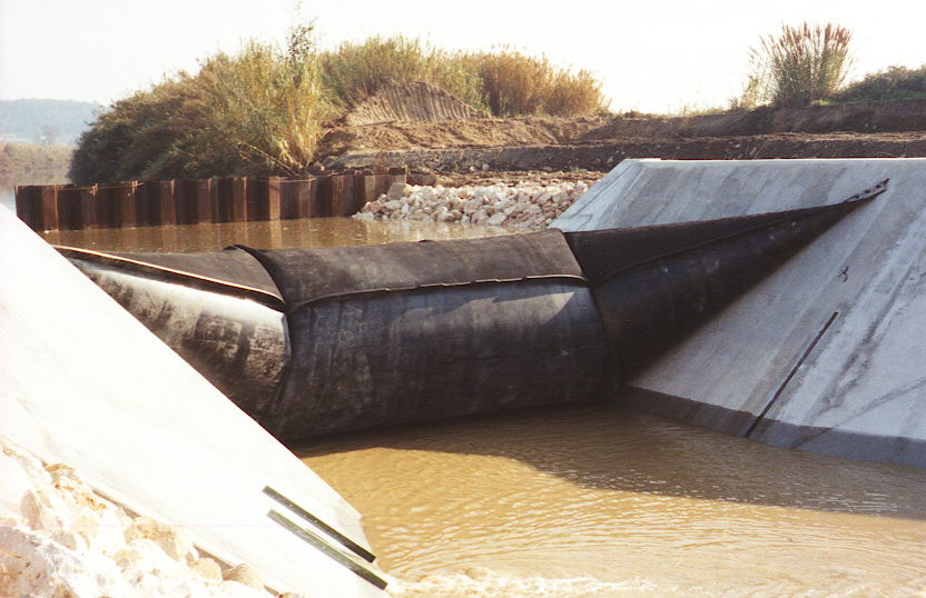 Air-filled rubber dam for irrigation purposes