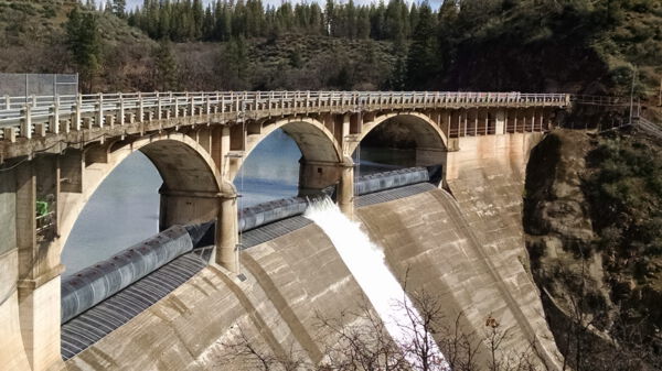 Luftgefüllte Schlauchwehranlage am Lake Britton (USA)