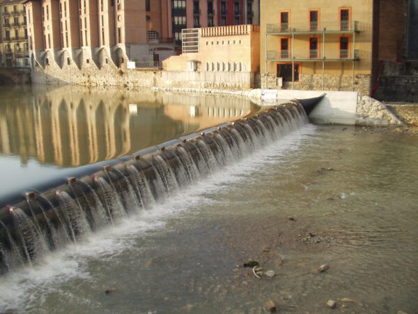 Überströmtes luftgefülltes Schlauchwehr in Tolosa (Spanien)