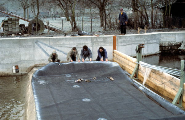 Manual unrolling of the rubber sheet